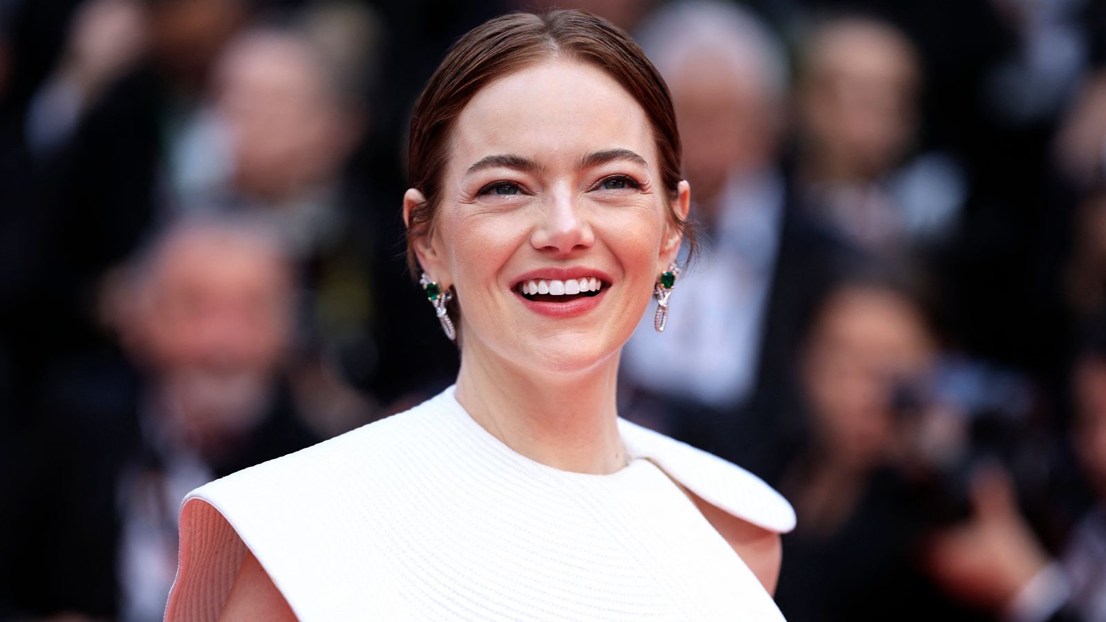 Resim şunları içerebilir: Emma Stone, Kafa, Kişi, Yüz, Mutlu, Gülümseme, Gülüş, Yetişkinler, Düğün ve Çukur