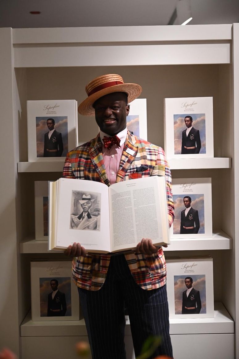 Resim şunları içerebilir: Sulley Muntari, Kitap, Yayın, Yüz, Baş, Kişi, Fotoğraf, Portre, Aksesuarlar ve Resmi Giyim