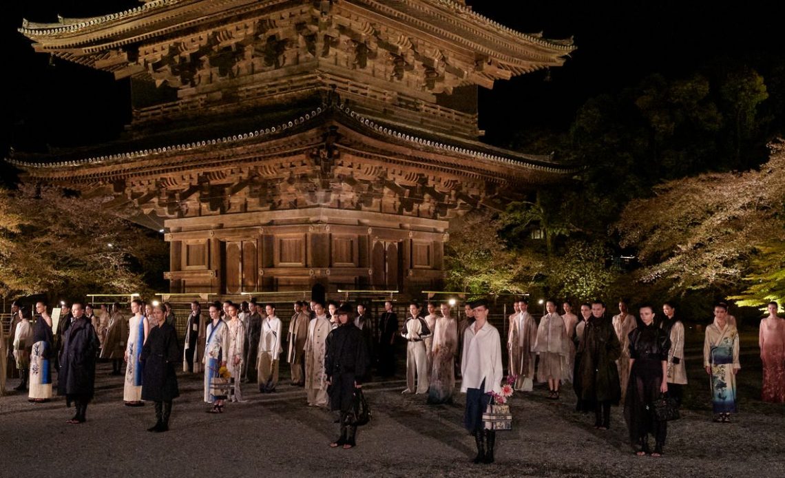Dior, Kyoto'nun tarihi Toji Tapınağı bahçelerinde Doğu-Mets-Batı zarafeti stiline ev sahipliği yapıyor