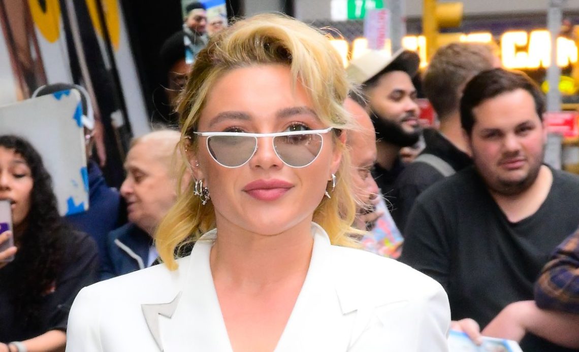 Florence Pugh bu açısal beyaz kaya takımında meredith blake enerjisini yayar