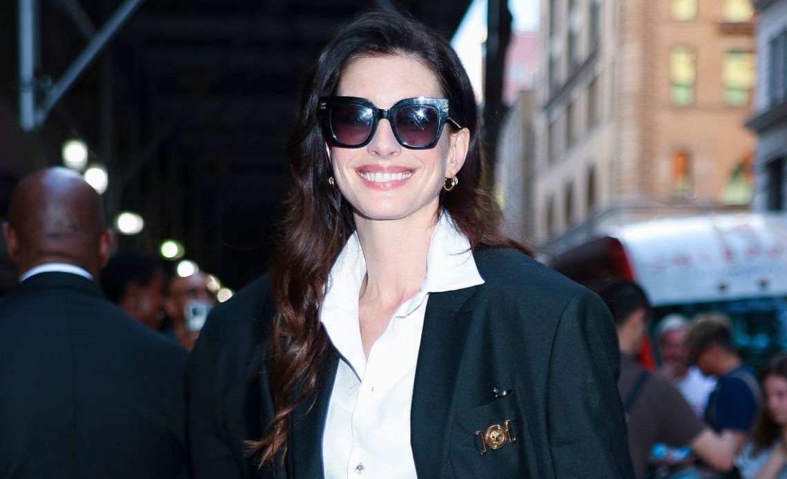 Anne Hathaway, Met Gala Dönüşünü Kusursuz Terzi -Yapımlı Takım