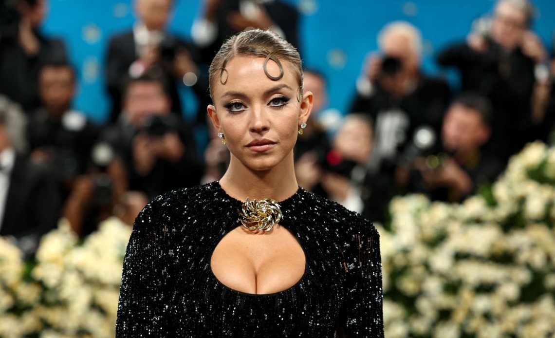 Sydney Sweeney Met Gala Beyaz Takım Trendini Parti Sonrası'na getirdi