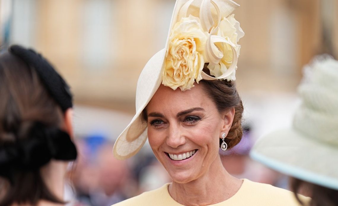 Kate Middleton yeni düğün küpelerine liderlik etti, ona ve Prens William'ın yıldönümüne olası bir ima