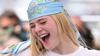Elle Fanning, Charli XCX'ten ilham alan Cannes'ın tamamen beklenmedik bir görünümünü taşıdı