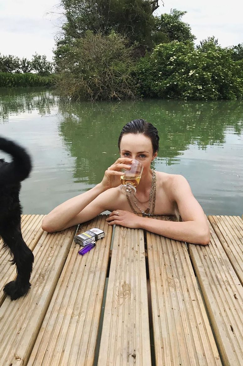 Resim şunları içerebilir: Edie Campbell, alkol, içecek, kişi, hayvan, köpek, köpek, memeli, evcil hayvan, içme ve oturma