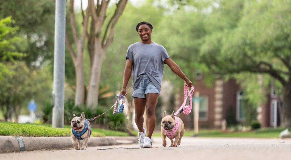 Simone Biles, Fransız bulldoglarının zihinsel sağlıklarını nasıl desteklediğini anlatıyor