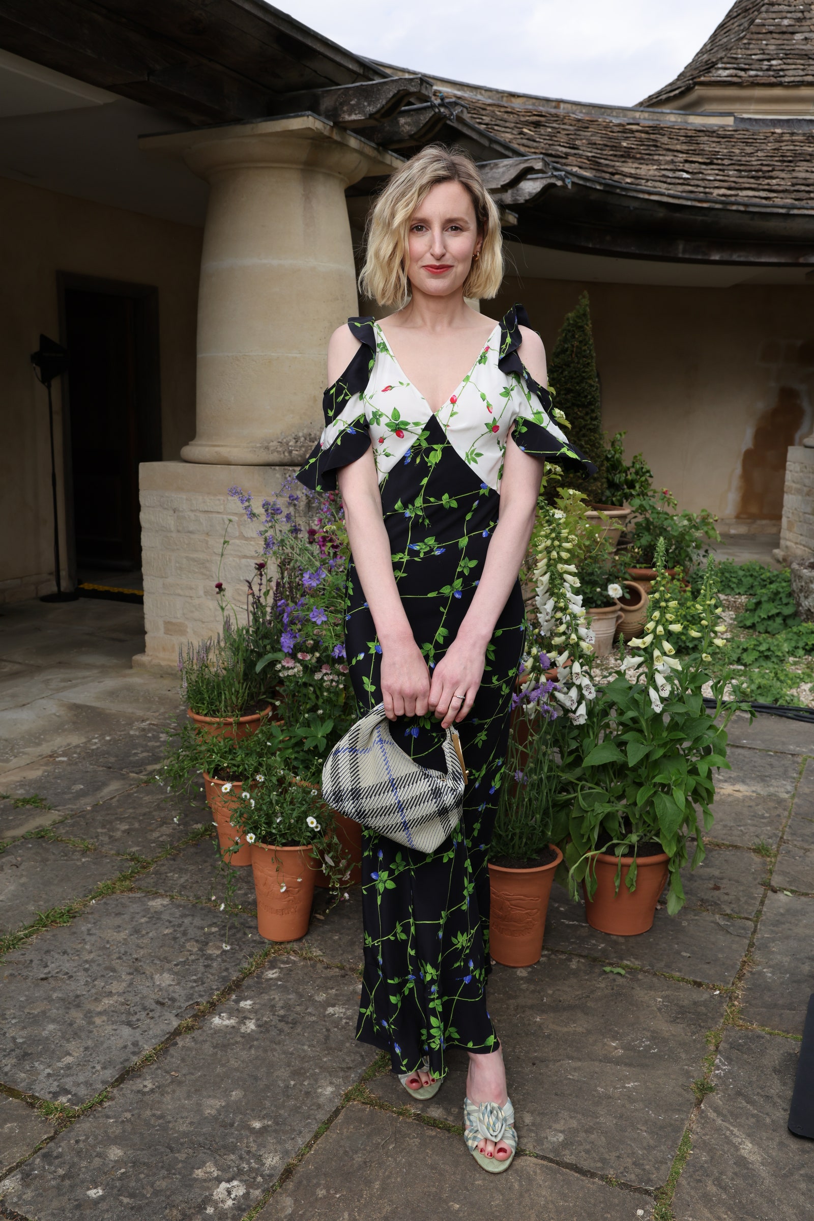 Resim Laura Carmichael Bitki Saksı Bitki Bitki Bitkisel Bitkileri Yüz Kafası Fotoğraf Portre ve Kavanozu içerebilir