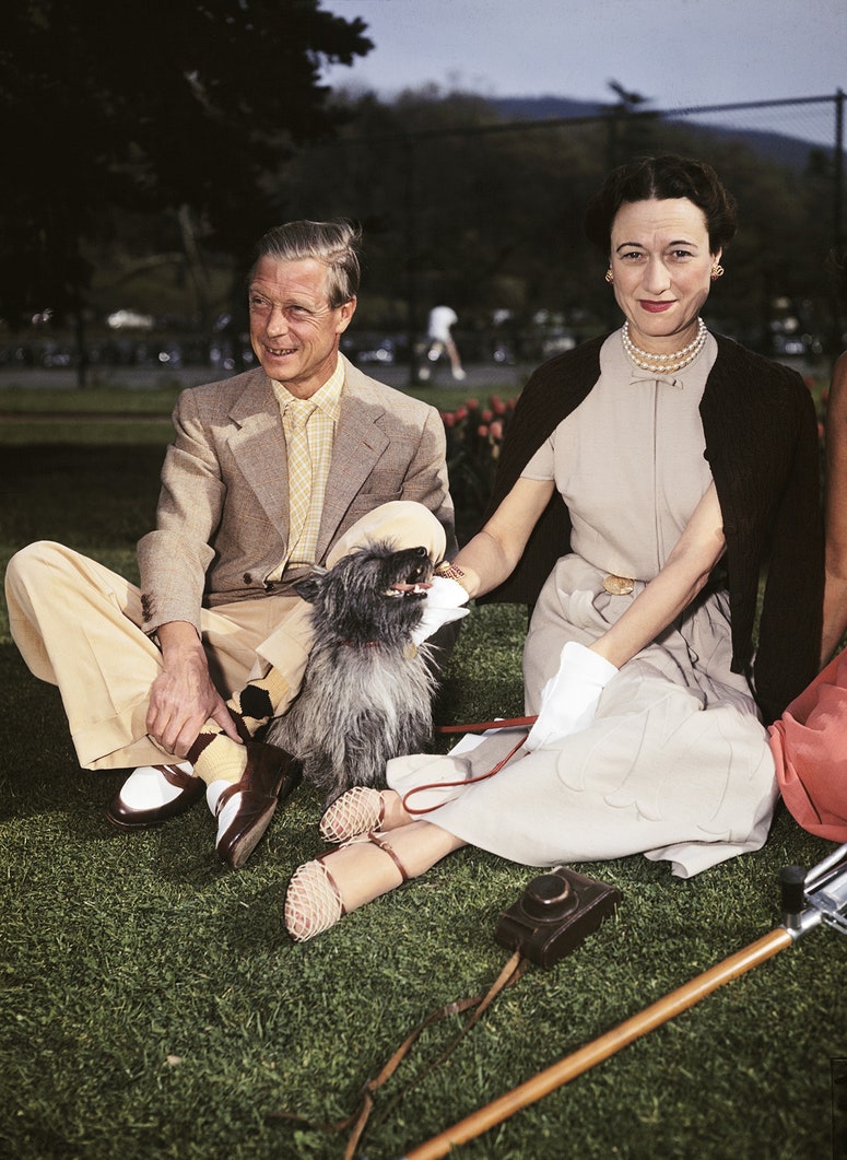 Resim şunları içerebilir: Wallis Simpson, Edward VIII, çim, bitki, yüz, kafa, kişi, fotoğrafçılık, portre, giyim ve eldiven