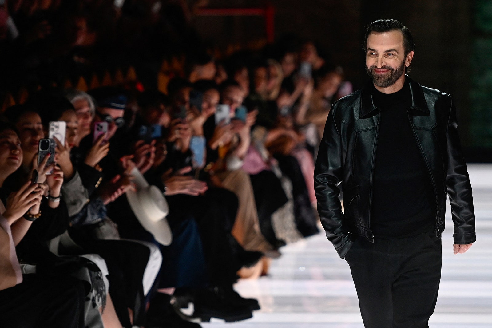 Resim Nicolas Ghesquière Isaiah Frey Yetişkin Kişi Giyim Ayakkabı Ayakkabı ve Moda İçeren
