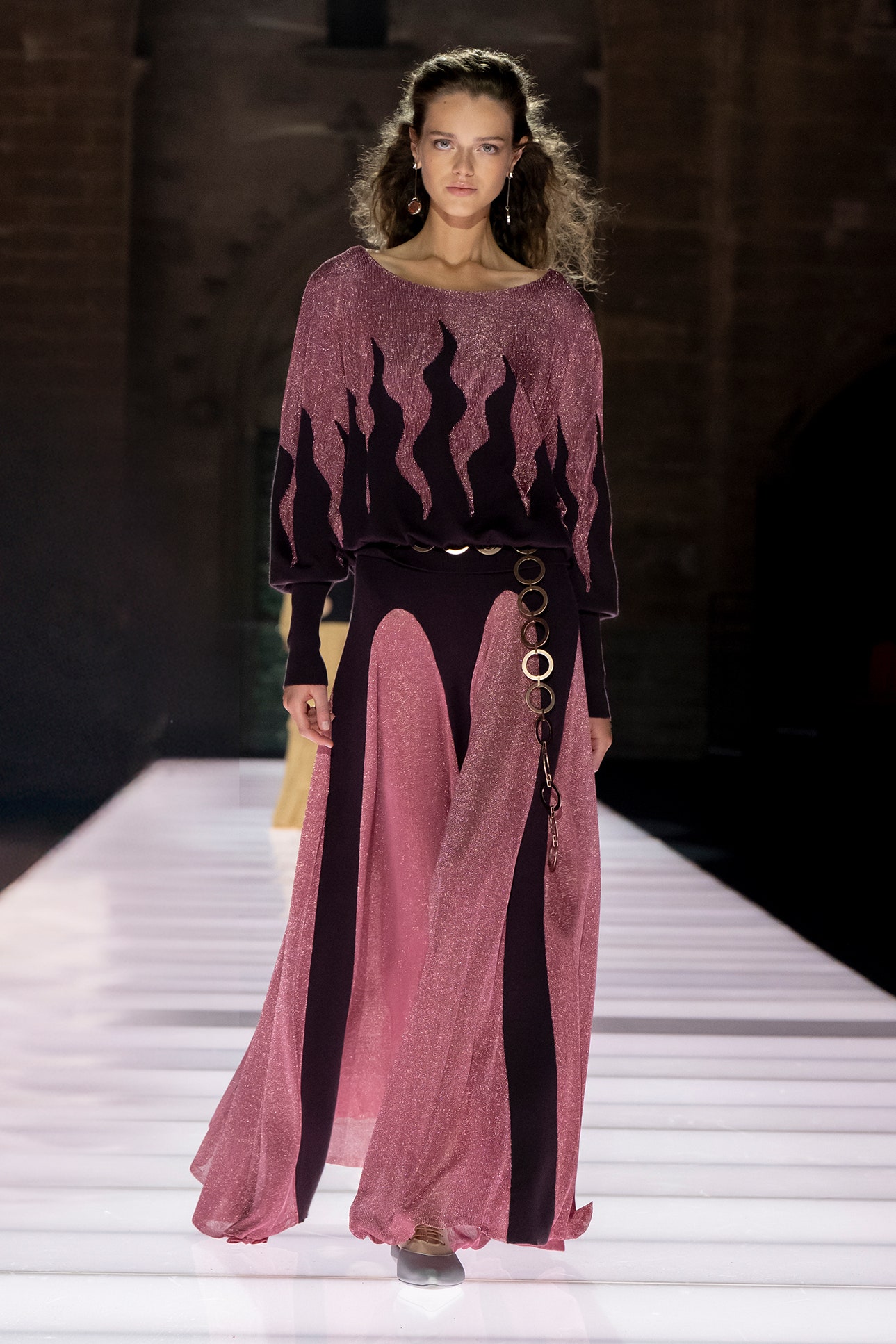 Resim Julia Saner Person Moda Yetişkin Giyim Ayakkabı Ayakkabı ve Elbise İçerebilir