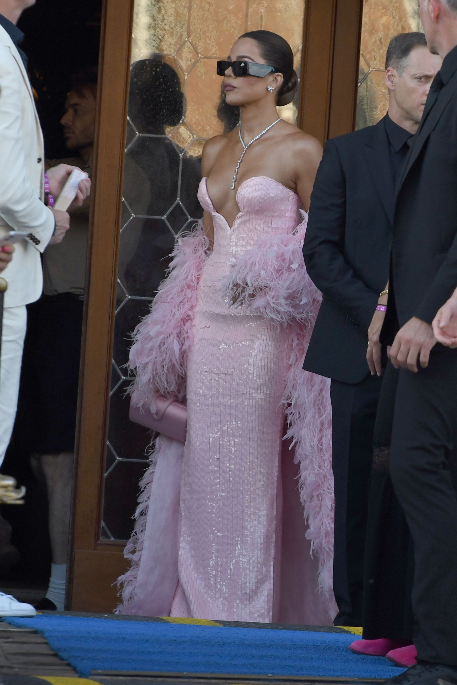 Resim Khlo Kardashian Kişi Giyim Elbisesi Moda Aksesuarları Mücevher Ayakkabıları ve Ayakkabı İçerebilir
