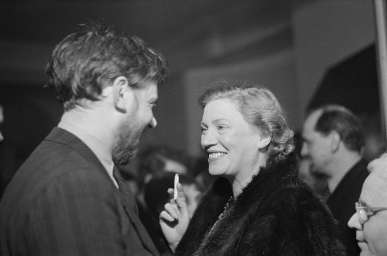 Resim şunları içerebilir: Lee Miller, Baş, Kişi, Yüz, Yetişkin, Aksesuar, Gözlük, Bebek, Duman, Mutlu, Fotoğraf ve Portre