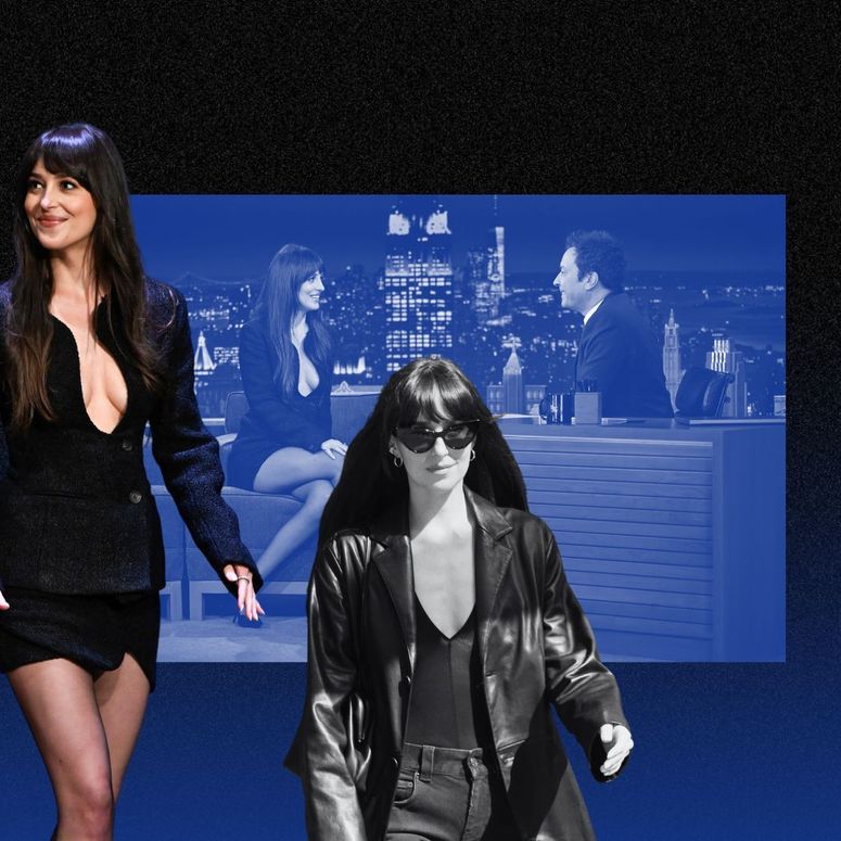 Resim şunları içerebilir: Dakota Johnson, Dakota Johnson, Jimmy Fallon, giyim, ceket, ceket, uzun kol, kollu ve eldiven