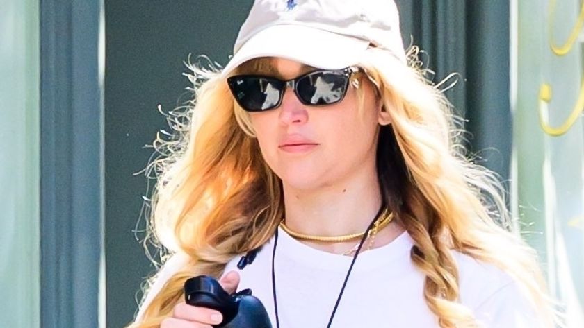 Jennifer Lawrence beyaz bir tişört yaptı, her zamanki dışında bir şey