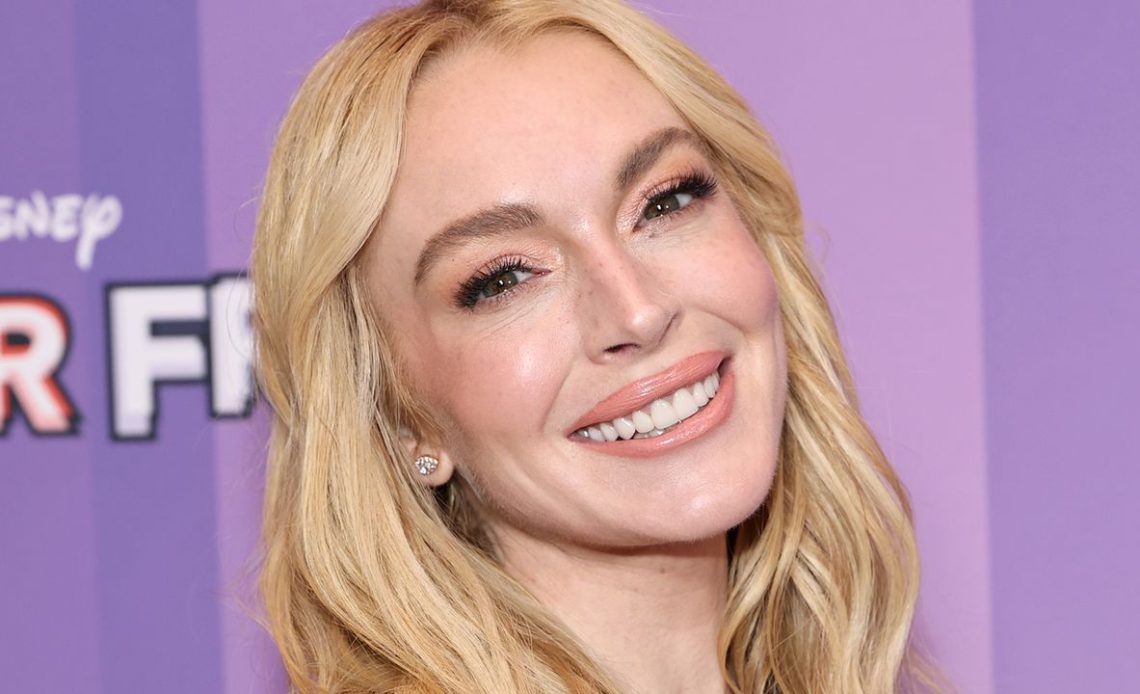 Lindsay Lohan, Millennials'ı Damned Friday Basın Turunda besliyor