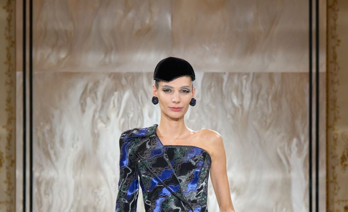 Bonne Nuit! Giorgio Armani, Paris Couture Haftası'ndaki son Armani Privé şovunda gece yarısı renk figürlerinin parıldayan bir vitrini sunuyor