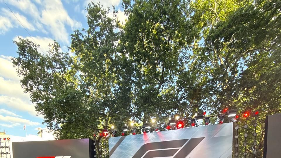 F1 nasıl giyinir? Sadece tasarımcı ve Owo Chatelaine, Anu Hinduja ve filmin yıldızlarla dolu prömiyerlerinde tam gaz muhteşem görünen göz alıcı Grand Prix kız arkadaşlarına bakın