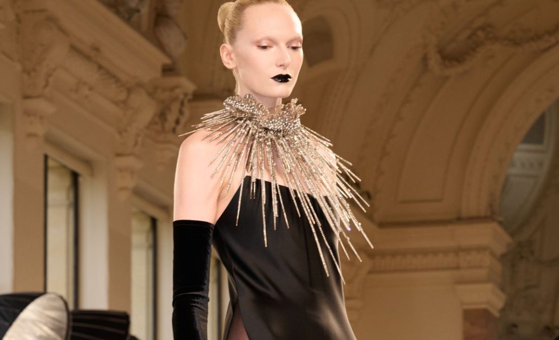 Saddles, Sürrealizm ve Sismik Şık: Schiarelli, Paris Couture Haftası'nda yeni bir stil sezonunu başlattı