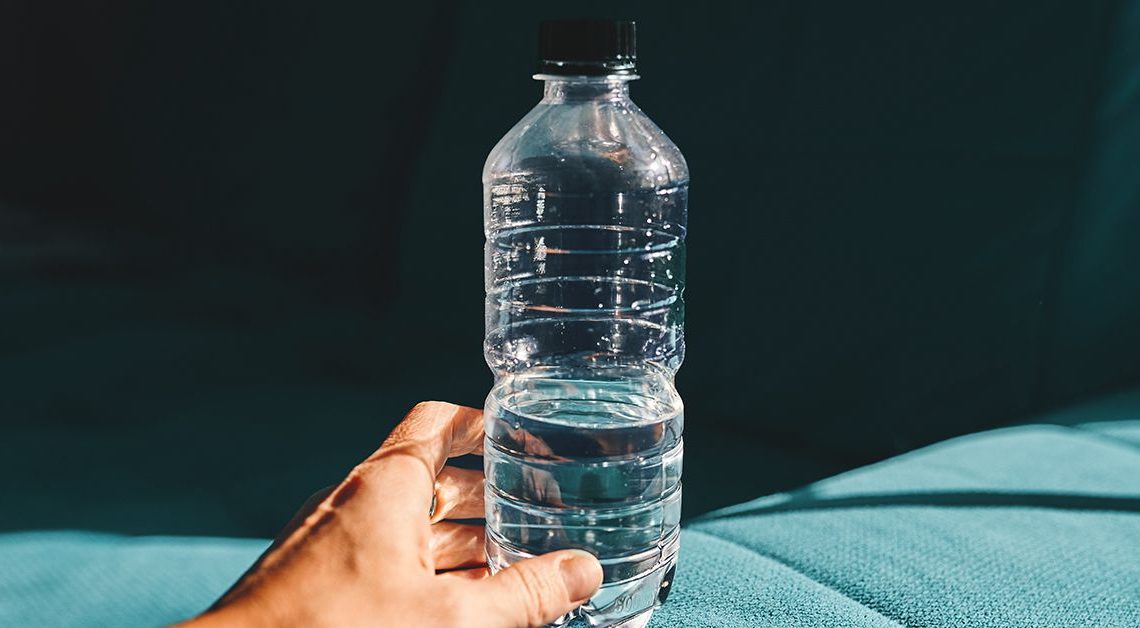 Alkalin veya elektrolit suyu musluktan daha mı iyi? Uzmanlar ne düşünüyor