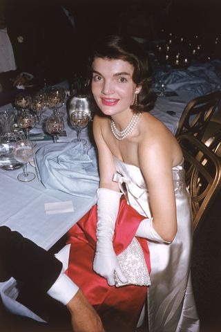 Resim Jacqueline Kennedy Onassis Cam İnsan Kişi Goblet Kolye Takı Aksesuarları ve Aksesuar içerebilir