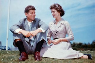 Resim Giyim Giyim İçerebilir John F. Kennedy Jacqueline Kennedy Onassis Ayakkabı Ayakkabı İnsan Kişi ve Kravat