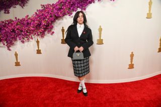 Görüntü Billie eilish giyim kaya kaya keçesi yetişkin kişi kat aksesuarları çanta çanta ve ayakkabılar içeriyor