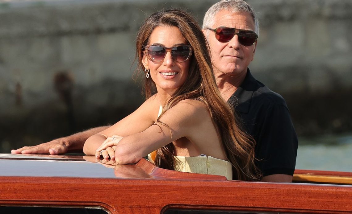 Amal Clooney'nin elbisesi, üç sonbahar moda trendini bir bakışta birleştiriyor