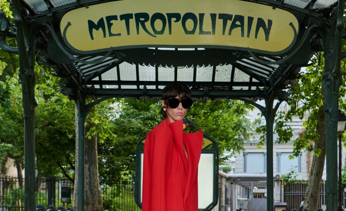 Demna, Paris Couture Haftası'ndaki House için son gösterisinde Balenciaga'ya Adieu'ya teklif veriyor