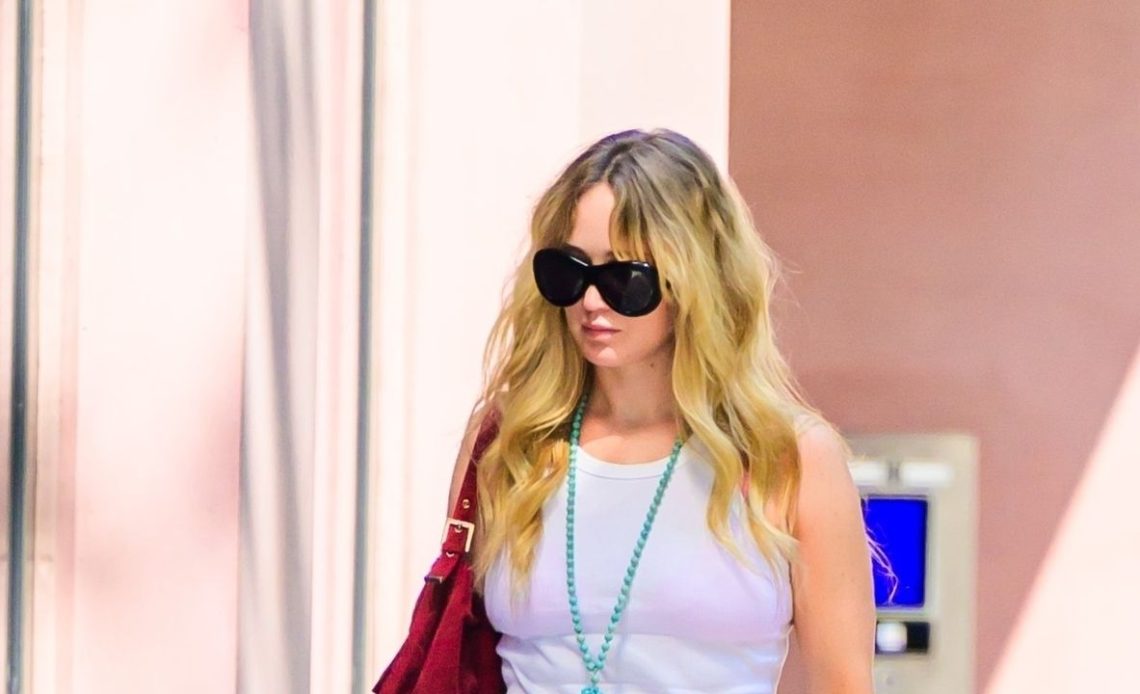 Jennifer Lawrence bu yarı foamy beyaz yükü nereden aldı?