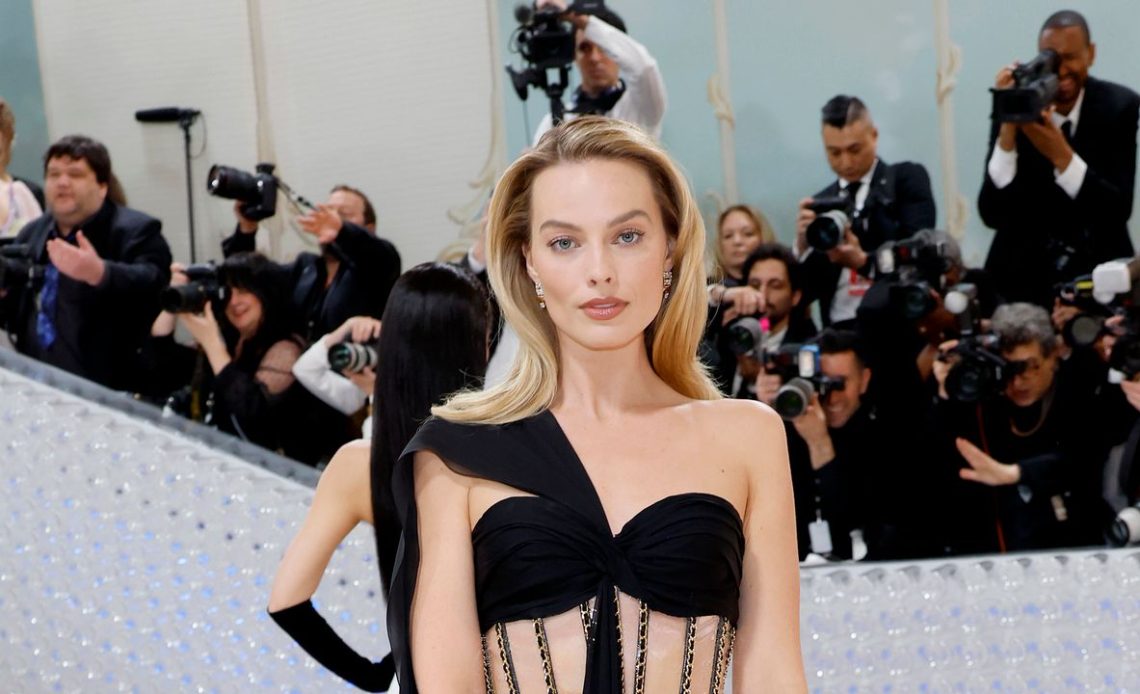 Margot Robbies 'Boxer Pants' Modaya uygun bir çekim