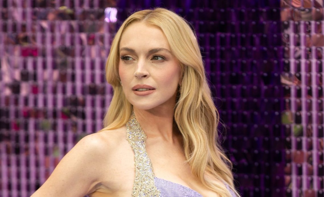 Lindsay Lohan kırmızı halıda 'nihai' nüks elbisesini giyiyordu