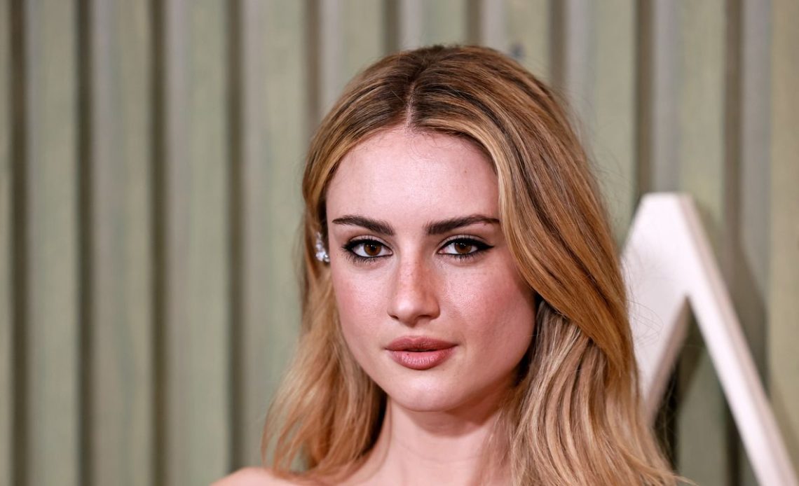 Grace van Patten, LBD'yi bir mod dönüşüne koyar