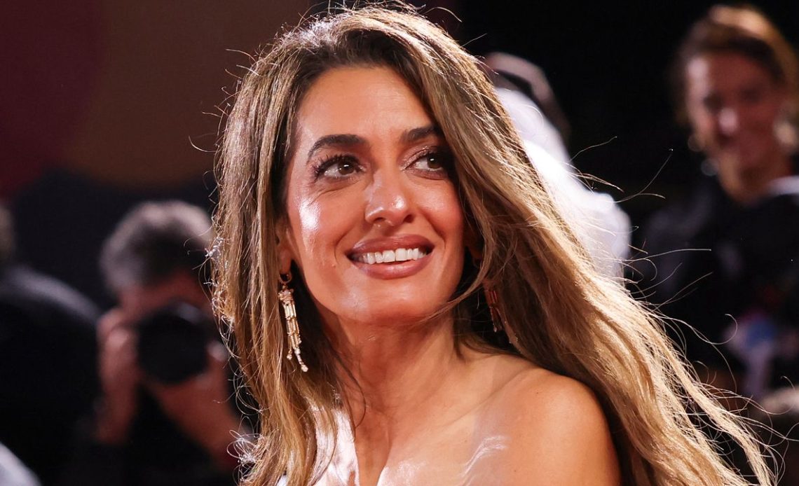 Amal Clooney'nin taftası vintage olabilir, ancak karışık metal aksesuarlarınız şu anda