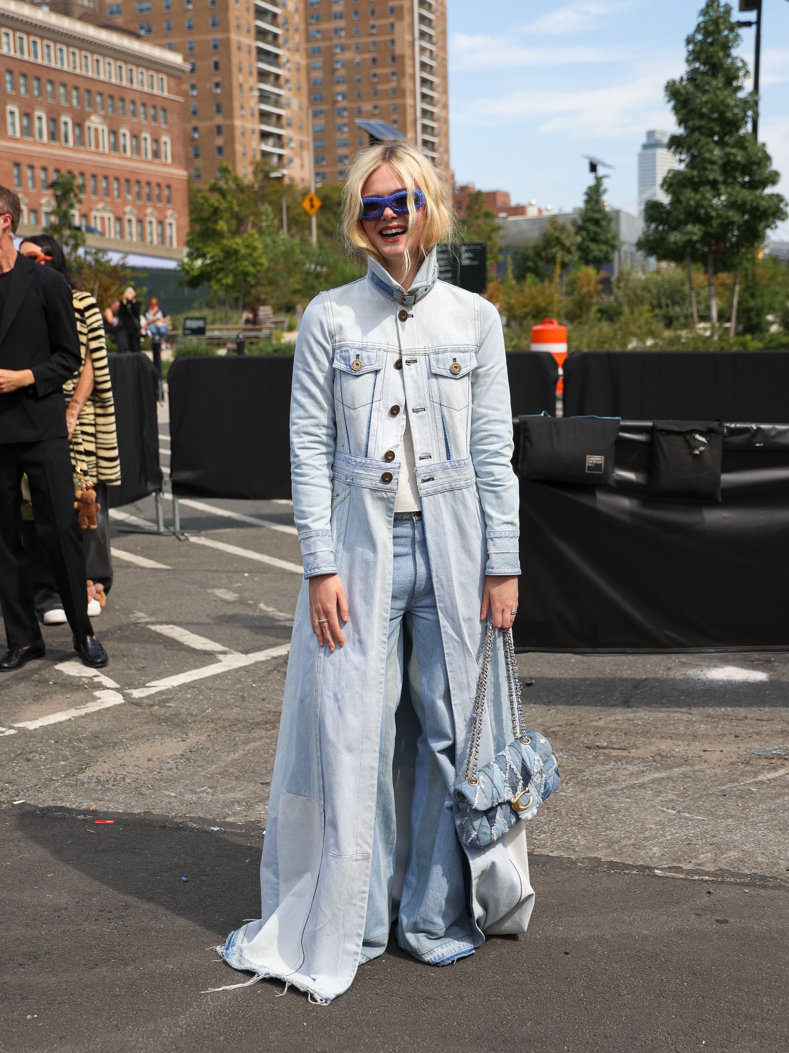 New York, NY, 15 Eylül, Elle Fanning, New York Moda Haftası sırasında antrenör moda şovunu ziyaret ediyor ...