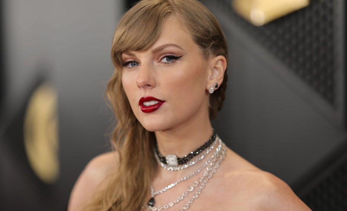 Taylor Swift yorgun ofis üniformasını moda bir denim güncellemesi verdi