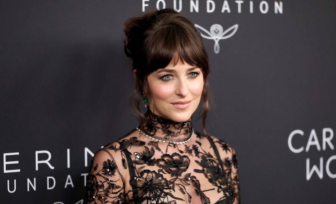 Dakota Johnson en çıplak çıplak elbisesini giyiyordu