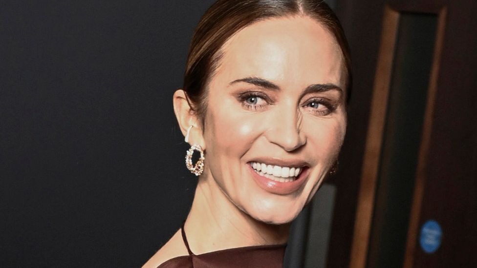 Emily Blunt, kırmızı halıda 1 nefes kesen görünümde 3 sonbahar trendine baskı yaptı