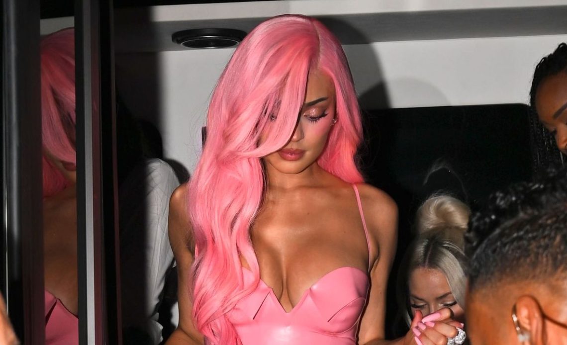 Kylie Jenner, 7 yaşındaki Stormi'ye pembe lateks elbise giydirmenin yaratıcı bir yolunu buldu