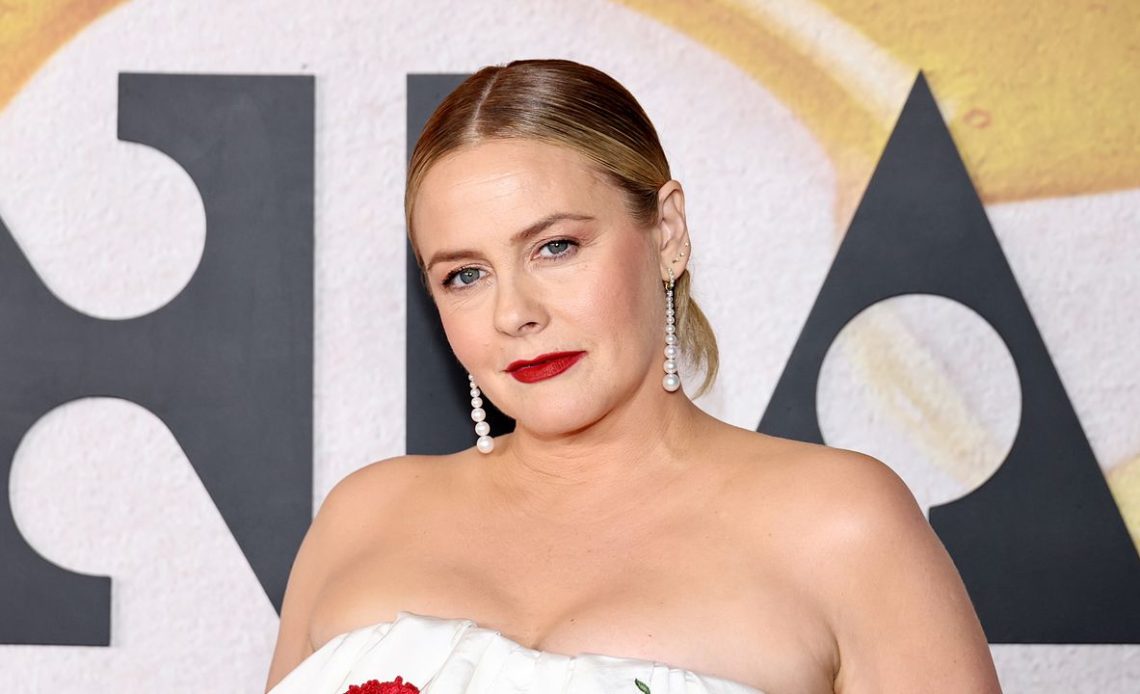 Alicia Silverstone şimdiye kadarki en cesur kırmızı halı elbisesini giydi